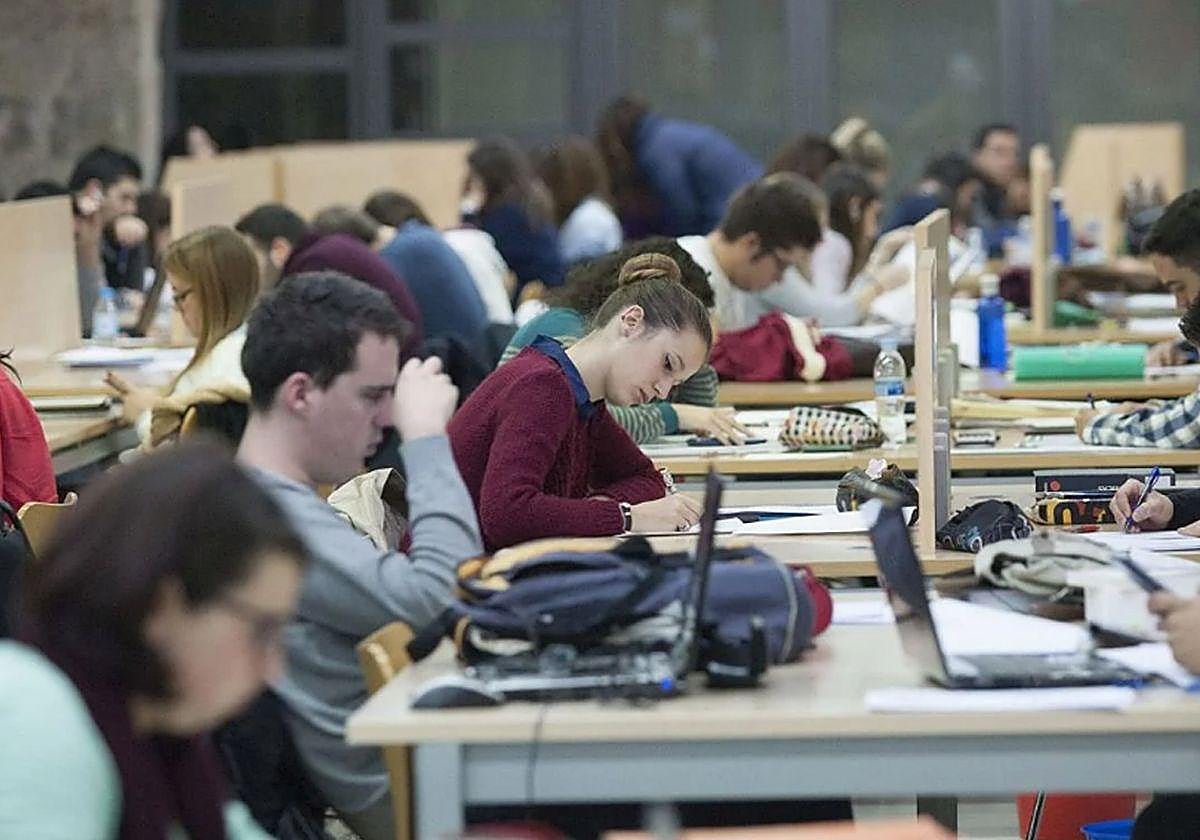 Universitarios en un aula de estudio.
