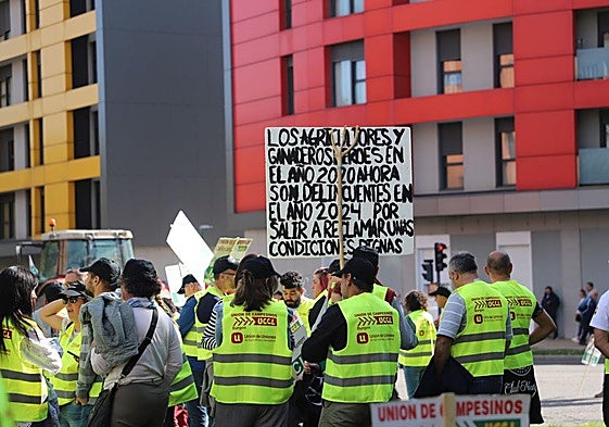 Imagen de una de las pancartas en la concentración de esta mañana