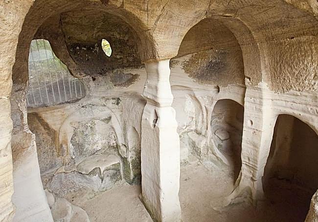 Imagen del interior del eremitorio de San Miguel, en Presillas de Bricia.
