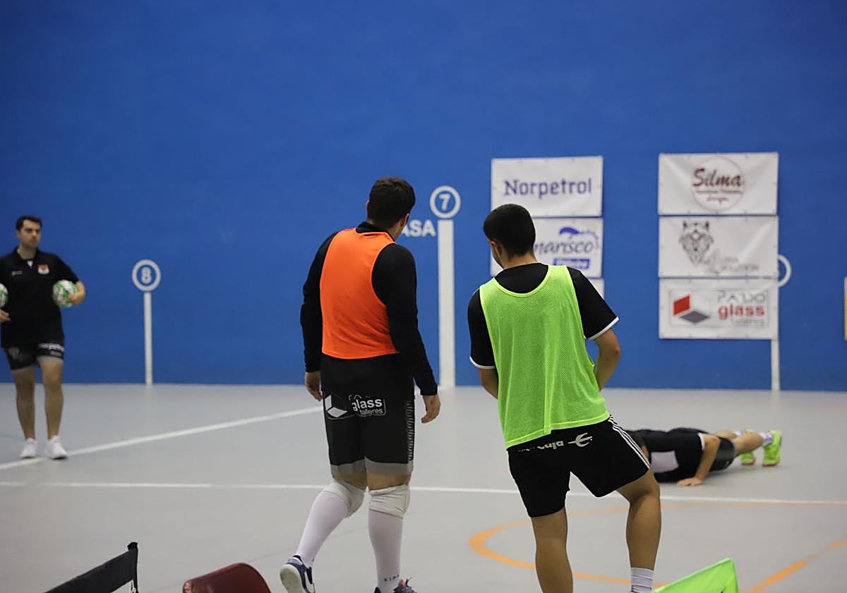 Imagen principal - Imágenes de un entrenamiento del equipo de futbol sala de Arcos de la Llana.
