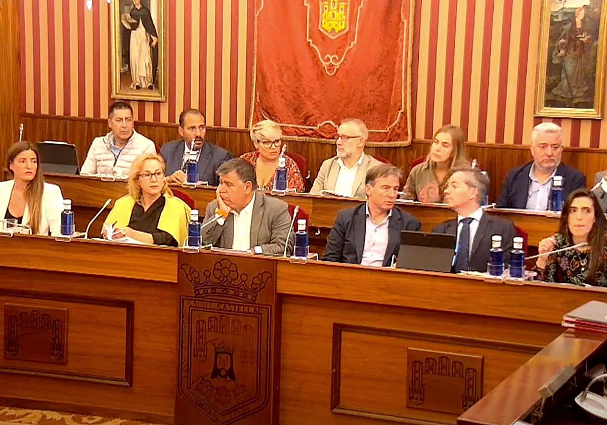 Un momento del Pleno de este viernes con los concejales de PP y Vox.