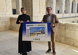 La viceconsejera de Acción Cultural, Mar Sancho, y el delegado de la ONCE de Castilla y León, Ismael Pérez, en la presentación del cupón.