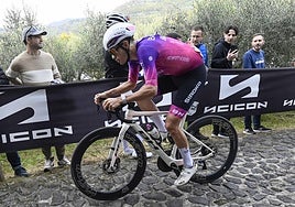 Eric Fagúndez en la subida adoquinada de La Tisa.