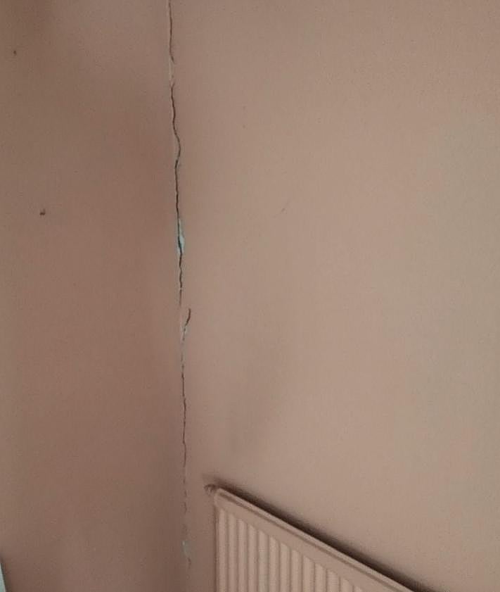 Imagen secundaria 2 - Estado del arco del Amparo con roces y grieta que ha aparecido en una de las viviendas por las vibraciones. 