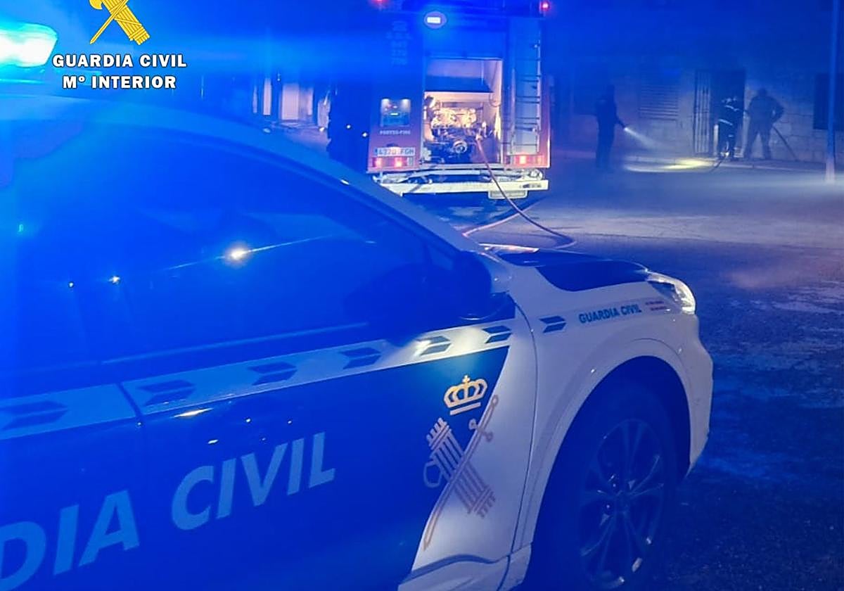 La Guardia Civil y los Bomberos en el lugar de los hechos.