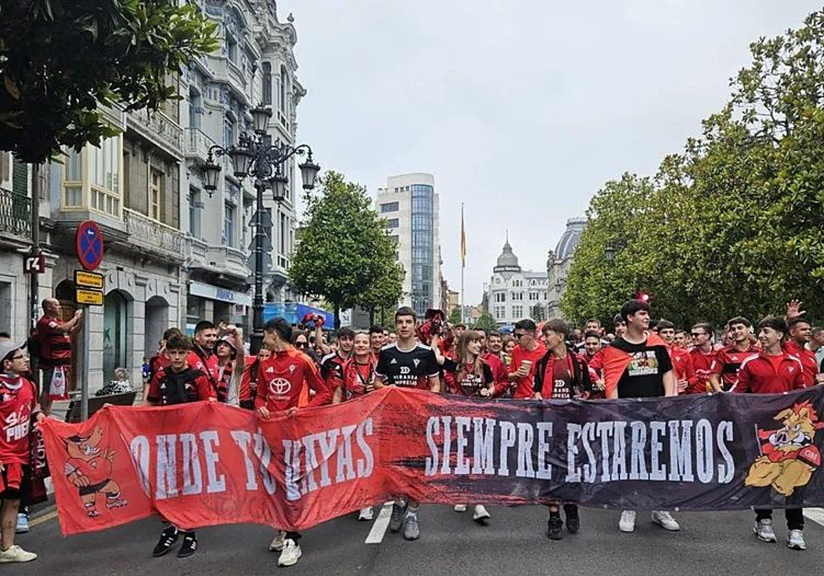 La afición rojilla por las calles de Oviedo