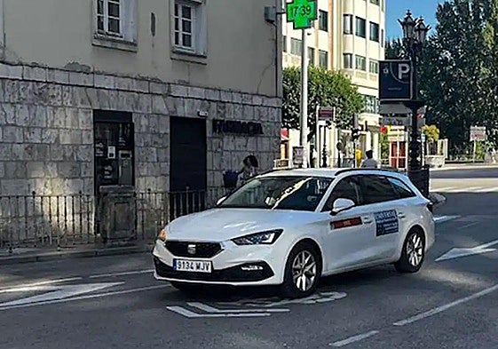 Un taxi circulando en Burgos.