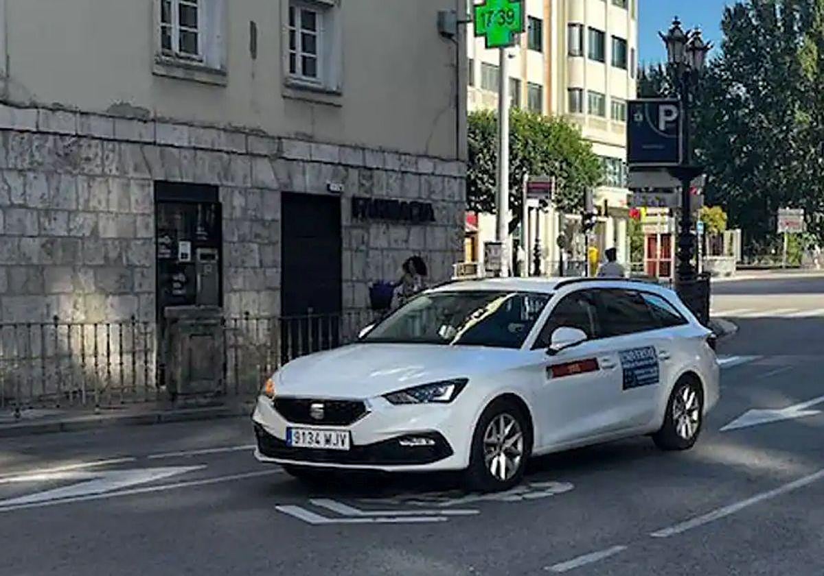 Un taxi circulando en Burgos.