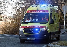 Ambulancia de Sacyl en carretera.