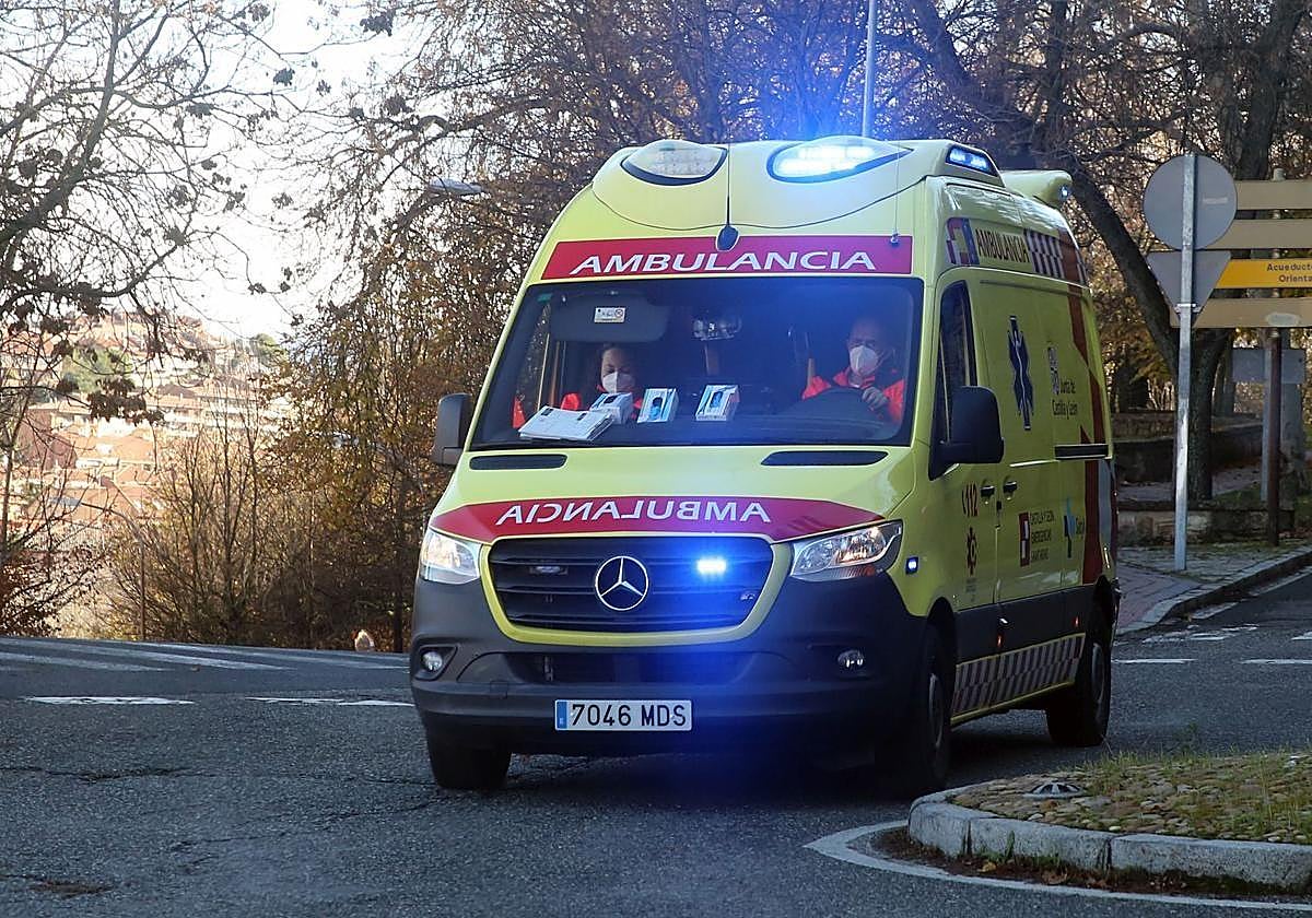 Ambulancia de Sacyl en carretera.
