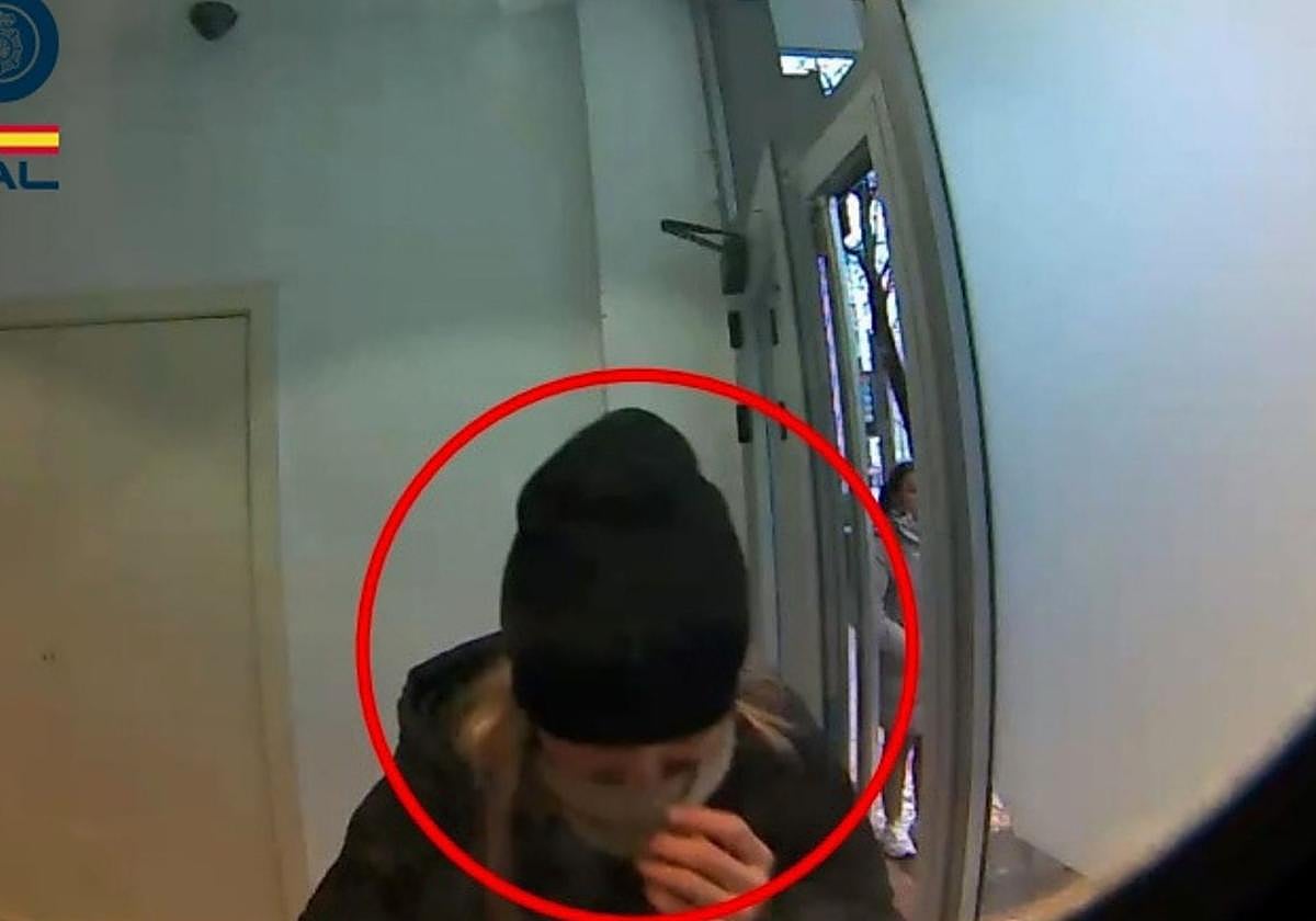 Una de las presuntas autoras en el cajero.