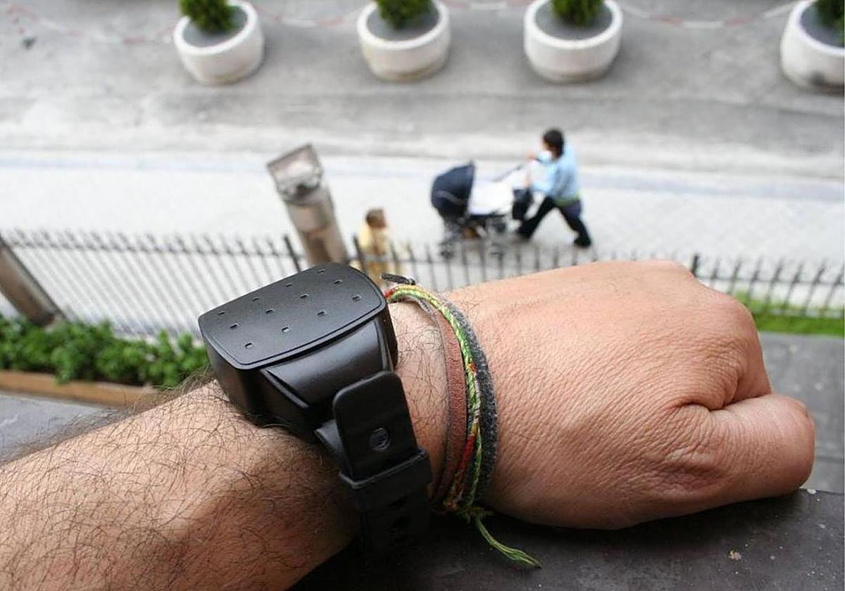 Pulsera telemática de seguimiento del agresor.