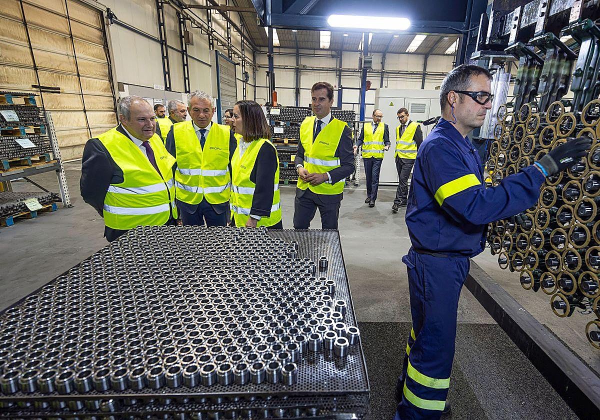 El ministro de Industria y Turismo, Jordi Hereu, realiza una visita a la sede de Grupo Cropu en Burgos, empresa fabricante de componentes automovilísticos y beneficiaria del PERTE VEC III.