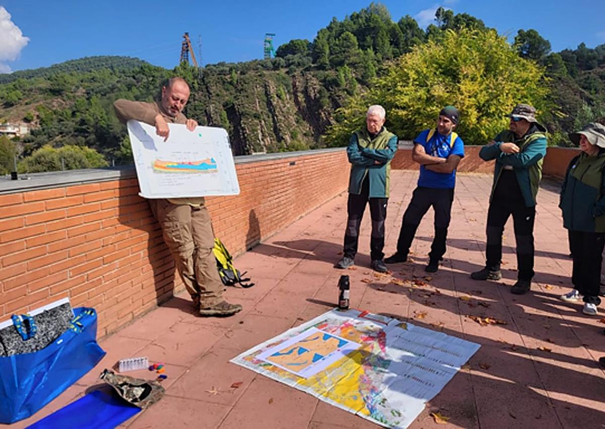 Imagen secundaria 1 - Arriba, Integrantes de la Asociación Geoparques; abajo, a la izquierda, visita de campo al Geparque Catalunya Central y a su derecha, Nerea Arias informando del programa educativo de los Geoparques. 