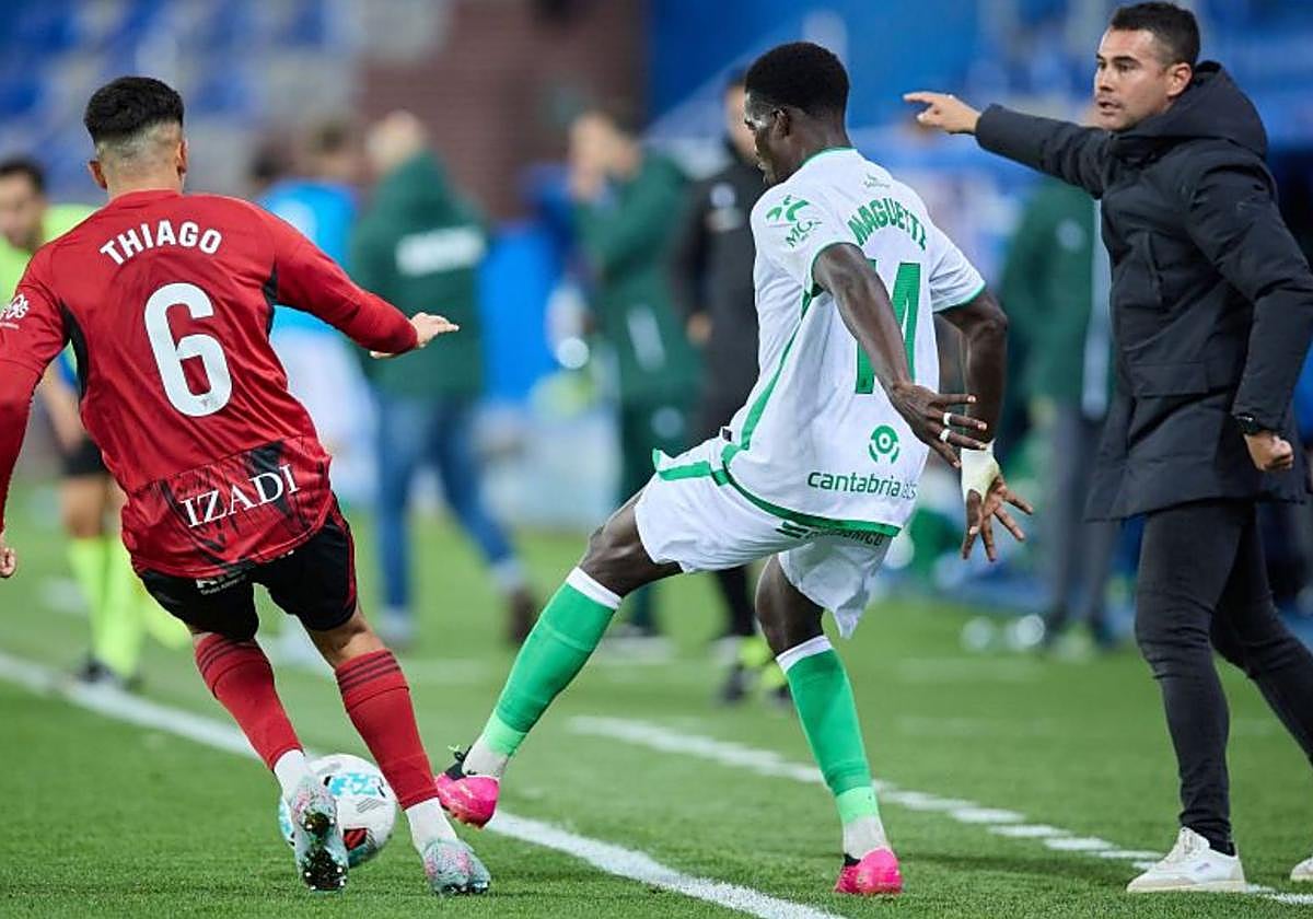 Fran Justo, a la derecha en la imagen, entrenador del Mirandés.