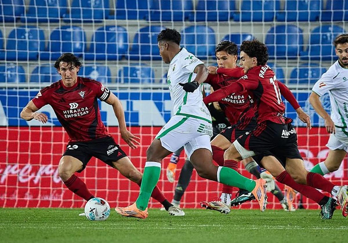 Imagen del partido del Mirandés y el Racing.