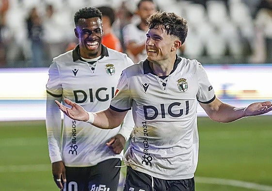 Appin y David, felices por el tanto del segundo ante la Real Sociedad B.