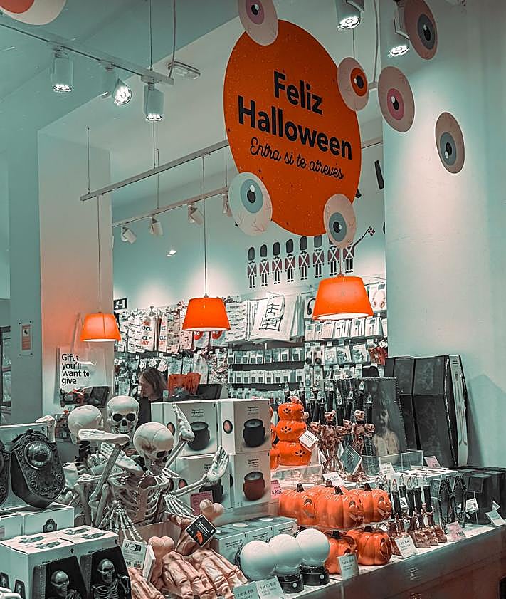 Imagen secundaria 2 - Escaparate de los comercios locales Óptica Unovisión, Luzka de Burgos y de la multinacional Tiger