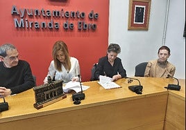 La alcaldesa Aitana Hernando y María Pilar Angulo Lacruz en la firma de la cesión.