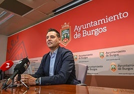 Daniel de la Rosa, en la sala de prensa del Ayuntamiento de Burgos durante su última comparecencia.