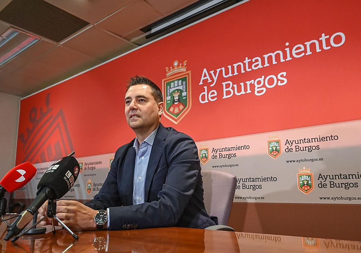 Daniel de la Rosa, en la sala de prensa del Ayuntamiento de Burgos durante su última comparecencia.