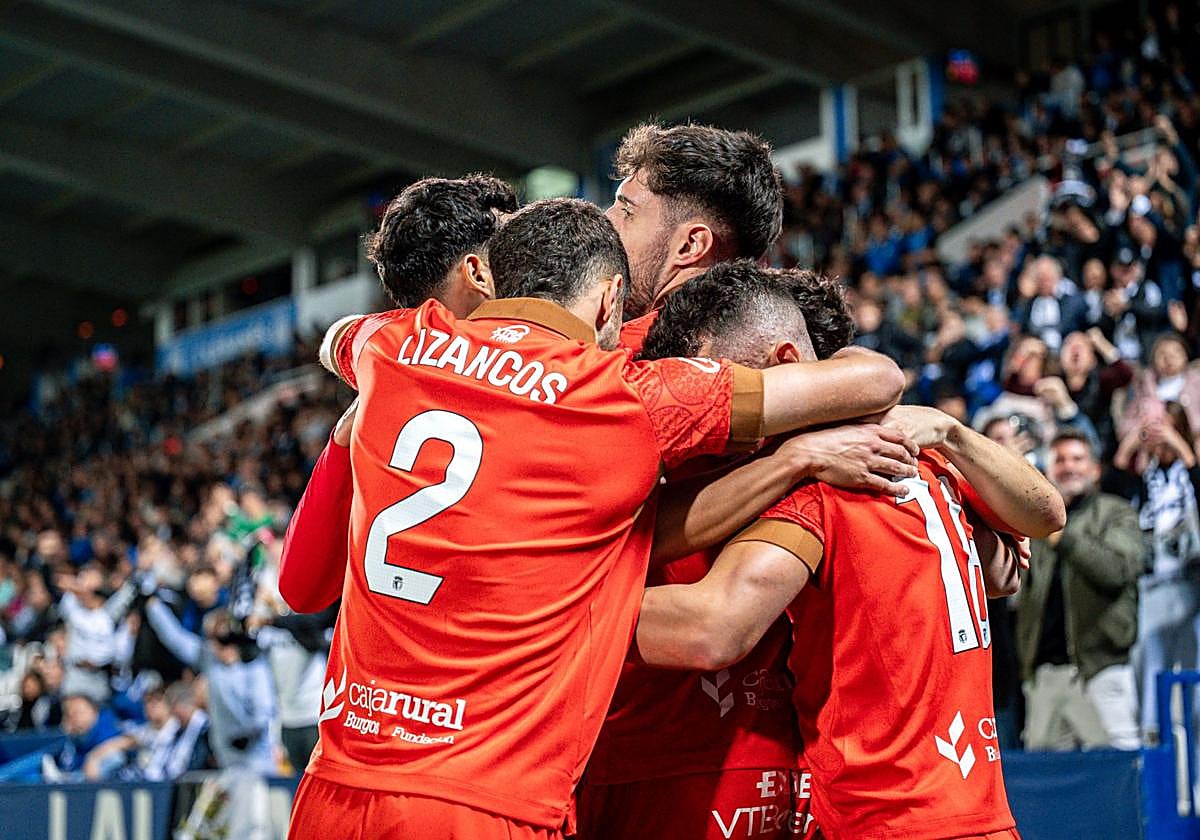 El Burgos CF celebra el gol del empate.