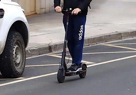 Un usuario de patinete eléctrico circula por la calle en Burgos.