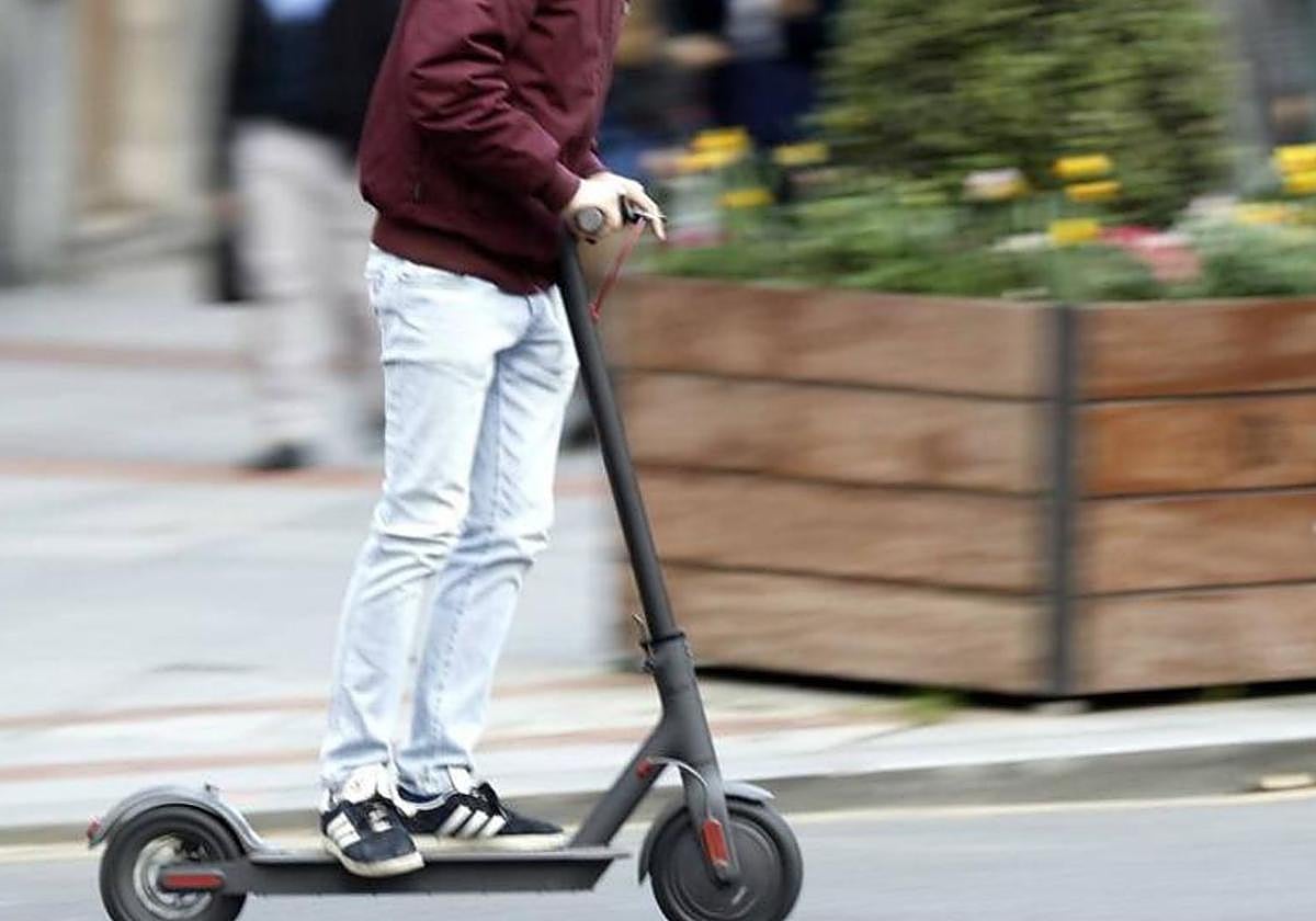 Imagen de archivo de un patinete eléctrico circulando.