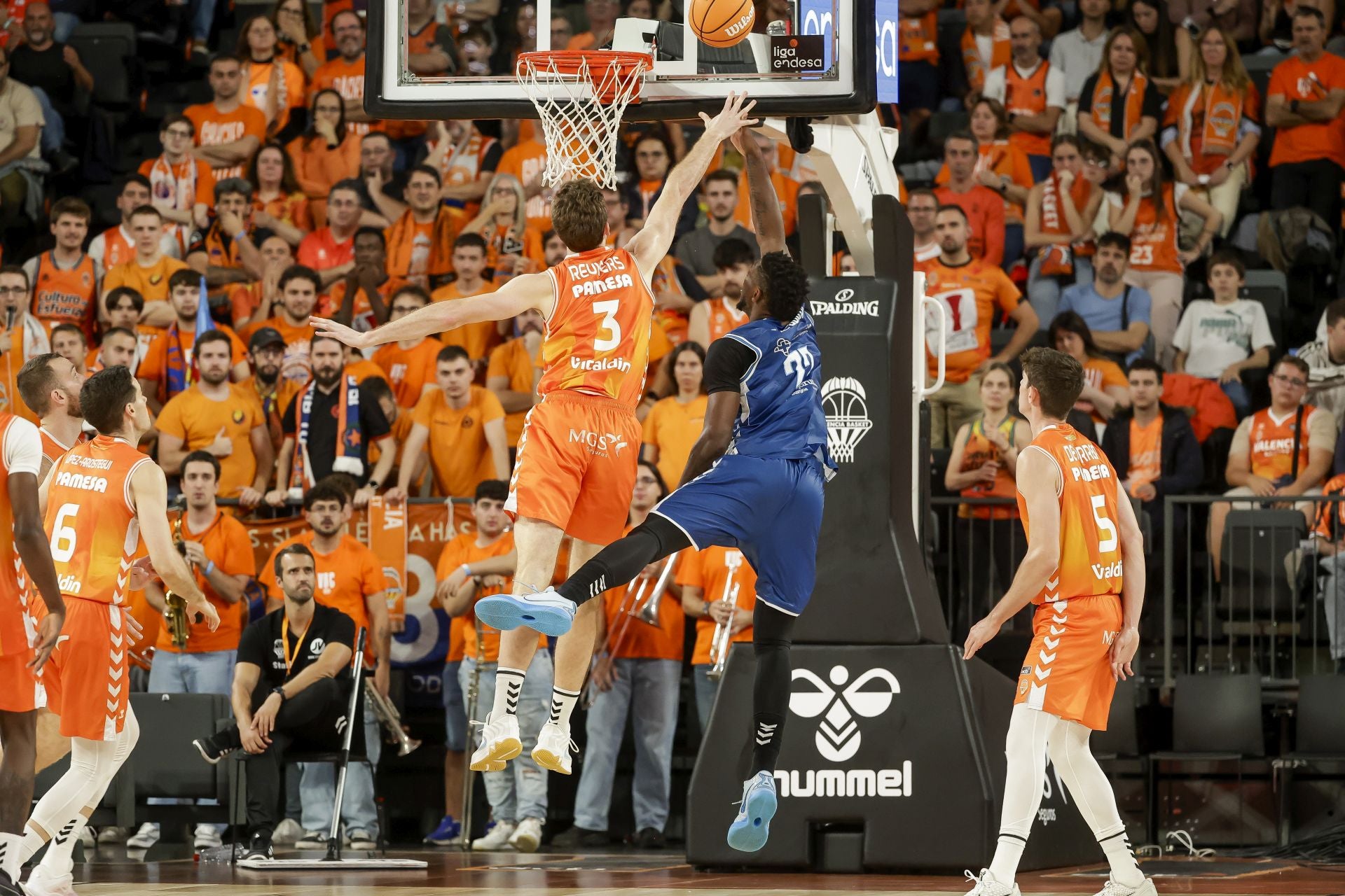 La derrota del San Pablo frente al Valencia Basket en imágenes