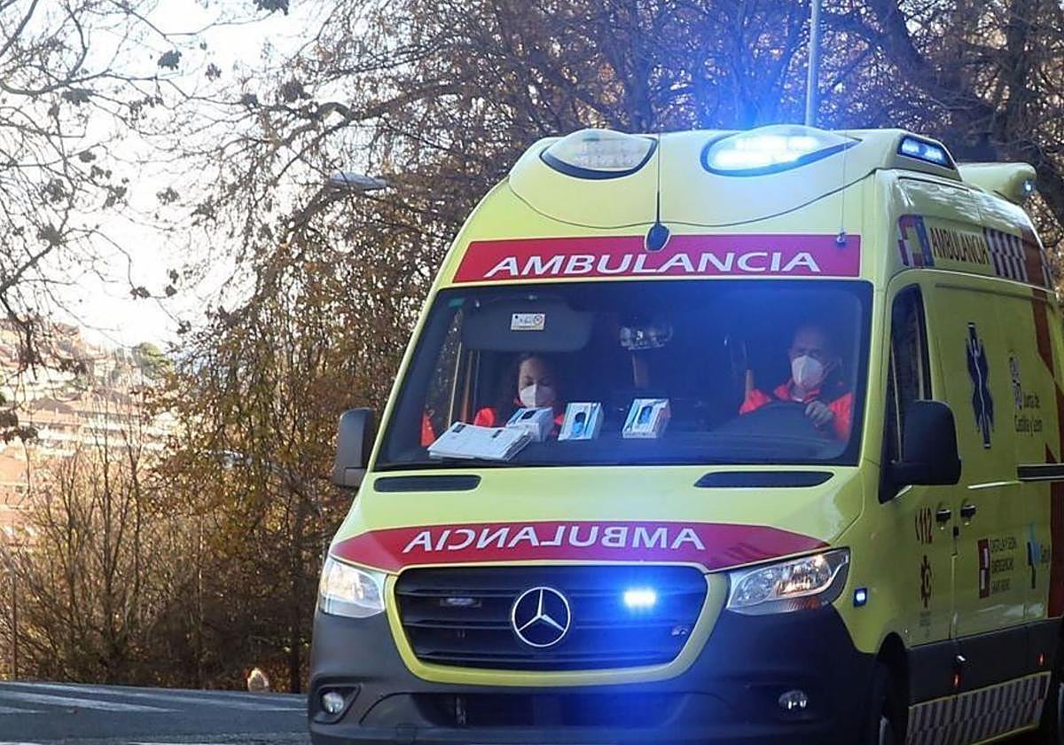 Imagen de archivo de una ambulancia durante un servicio.