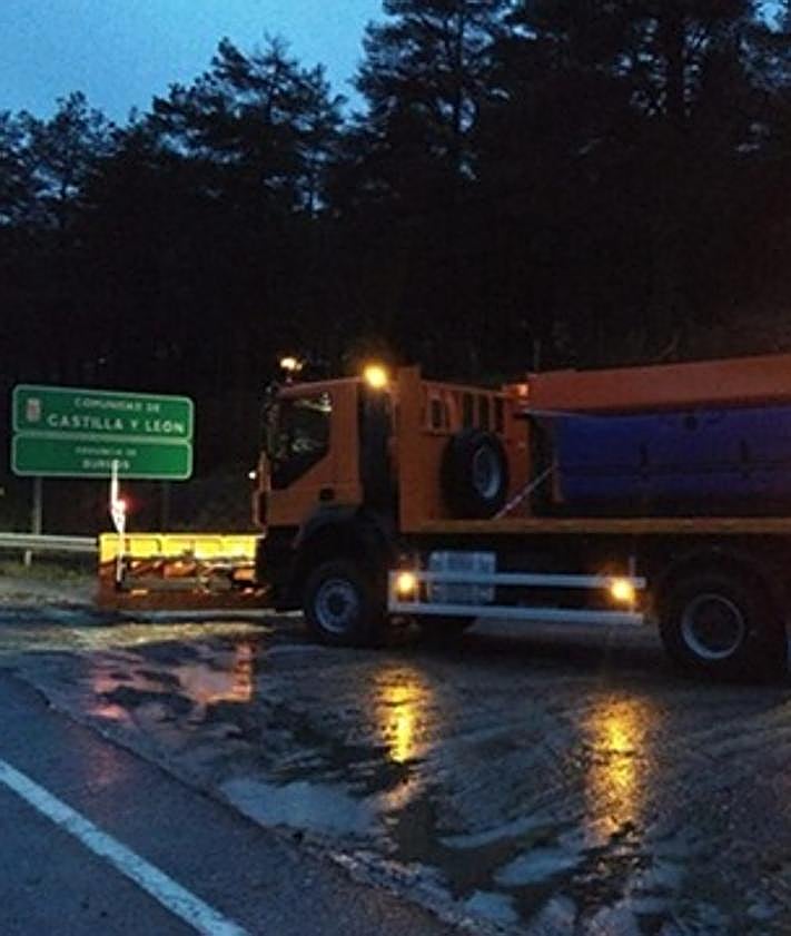 Imagen secundaria 2 - Colocación de cartel de lamas en N-629, km 42. Bercedo, reparación de pontón en N-232, km 502. Pino de Bureba y quitanieves Vialidad Invernal en km 48 de la N-629. Límite Burgos con Cantabria.