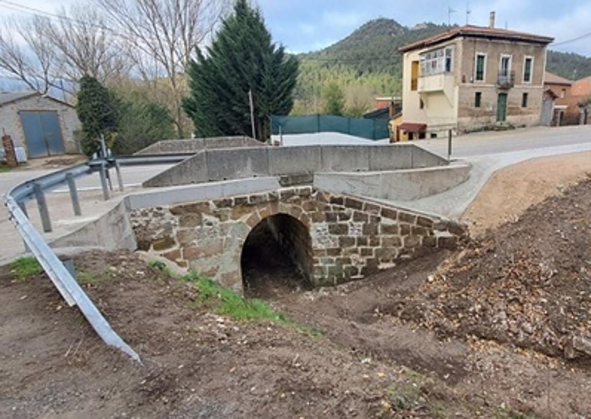 Imagen secundaria 1 - Colocación de cartel de lamas en N-629, km 42. Bercedo, reparación de pontón en N-232, km 502. Pino de Bureba y quitanieves Vialidad Invernal en km 48 de la N-629. Límite Burgos con Cantabria.