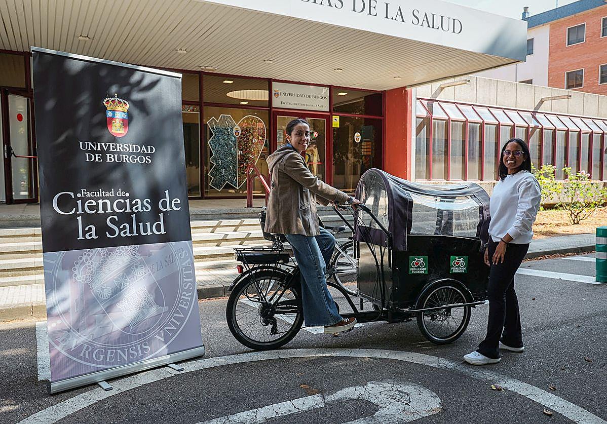 Las estudiantes Laura Gómez Gómez y Alicia Díez Ortega con su proyecto 'Pedaleando cuidados'.