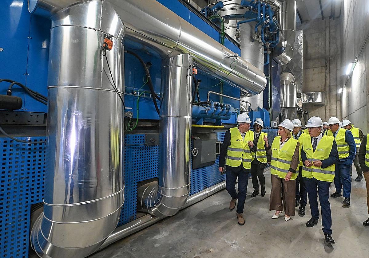 La consejera de Industria, Comercio y Empleo, Leticia García, durante la inauguración de la planta de biomasa Bioenergy Ibérica, en la fábrica de Tacón Decor.