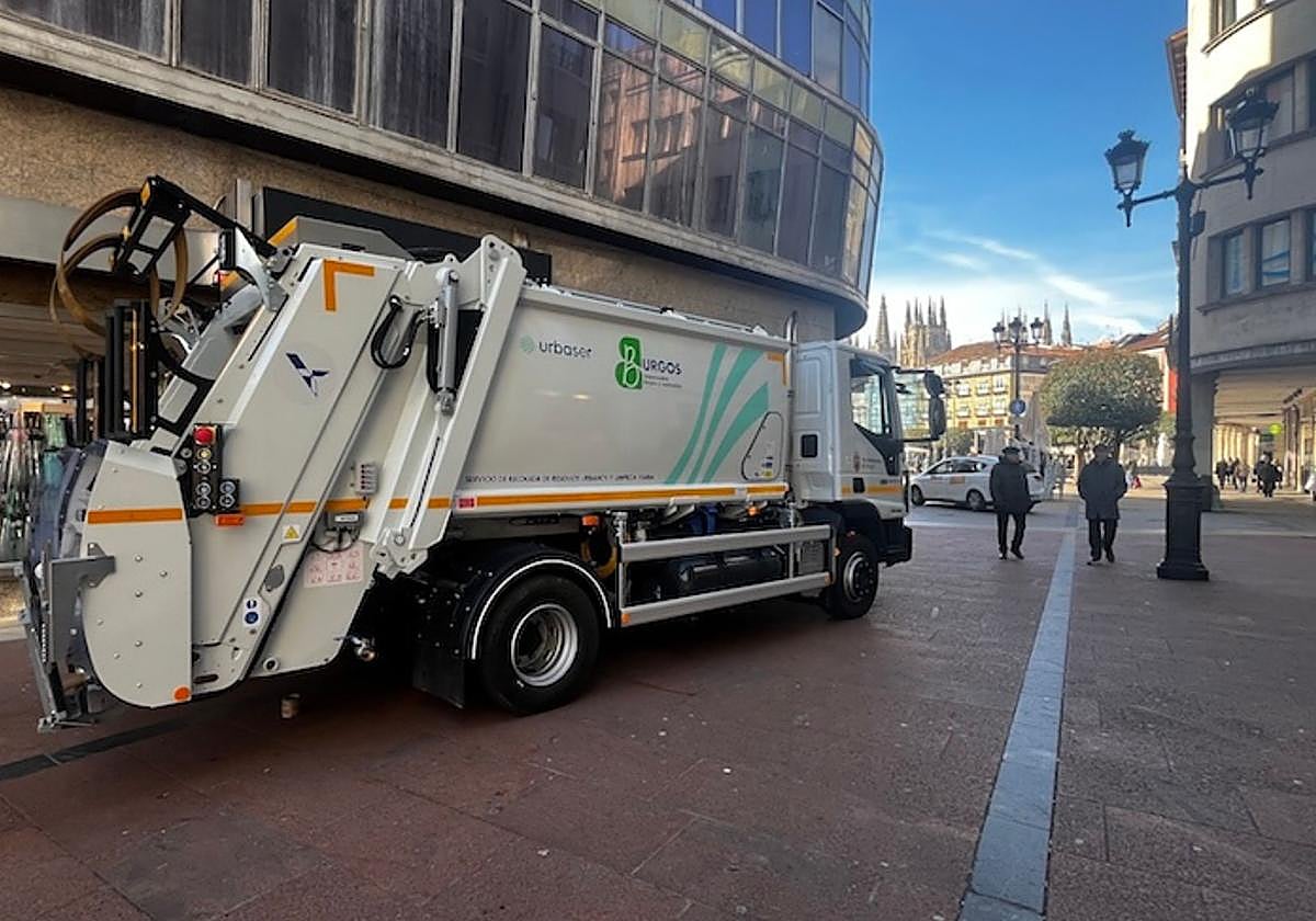 Vehículo de recogida de basura en el centro de la ciudad.