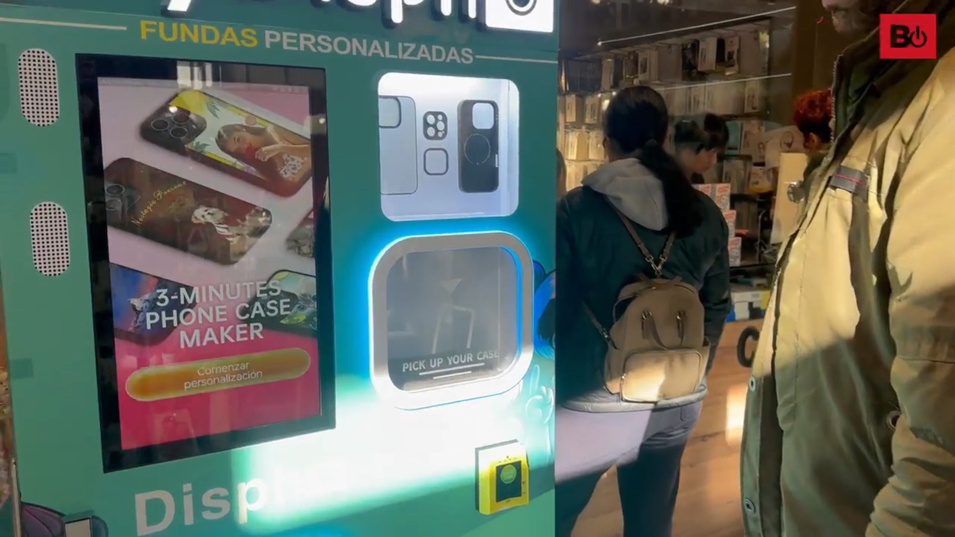DISPHO y REPLIX revolucionan Burgos con la primera máquina inteligente para fundas personalizadas