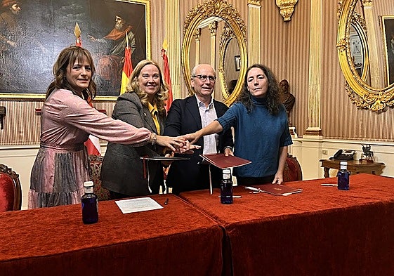 Sara Gil, de UGT; la alcaldesa de Burgos, Cristina Ayala; presidente de FAE, Nacho San Millán; y la representante de CCOO, Carmen Álvarez.