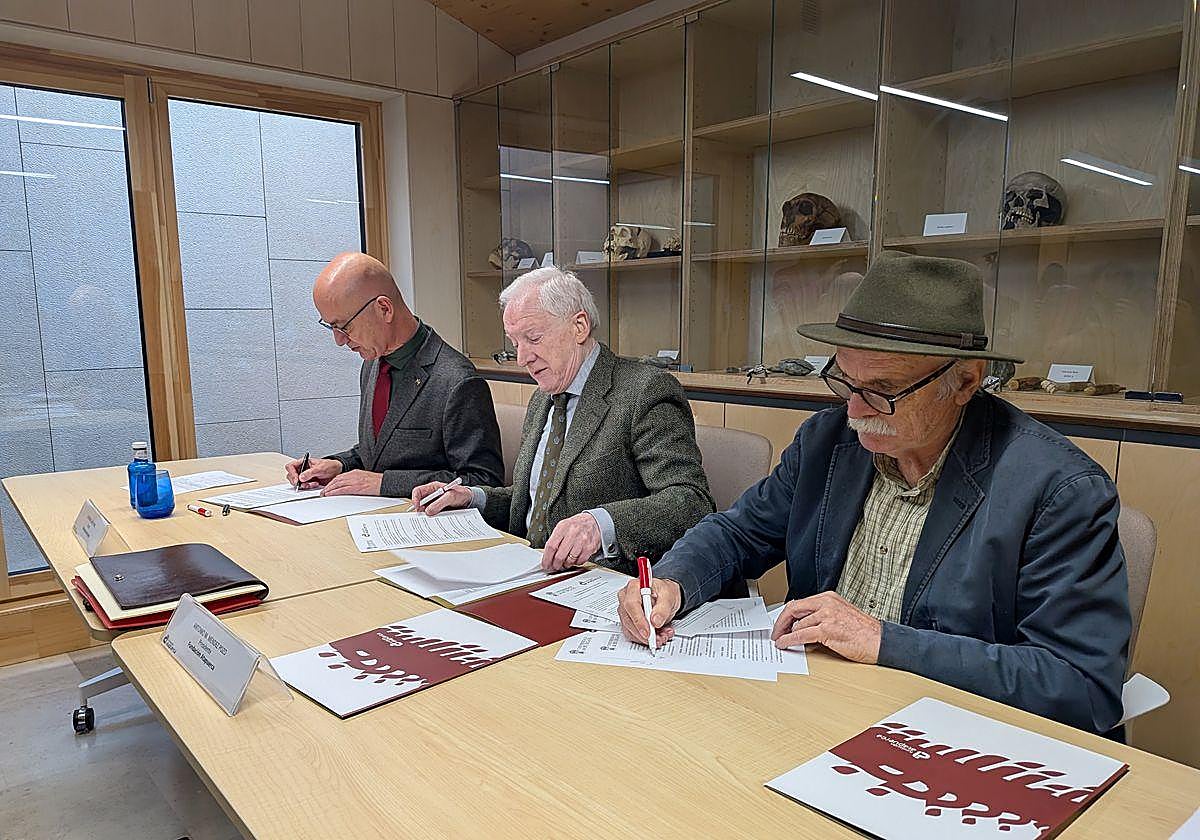 Firman del convenio entre la Universidad de Burgos y la Fundación Atapuerca.