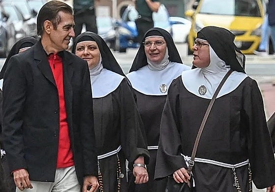 Imagen de archivo de las monjas cismáticas de Belorado llegando con su portavoz a los juzgados de Briviesca.