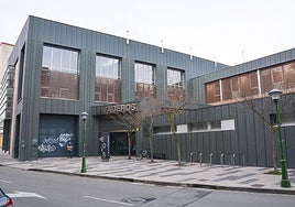 Exterior del polideportivo de Lavaderos.