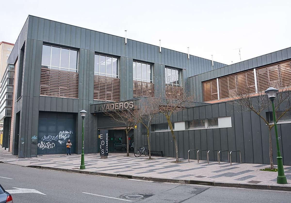 Exterior del polideportivo de Lavaderos.