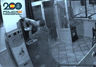 Detenido por robar cinco veces en una estación de servicio de Miranda y hurtar una cesta de Navidad