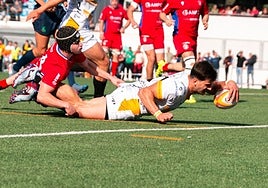 Lander Gömez, anotando un ensayo ante el Ampo Ordizia.