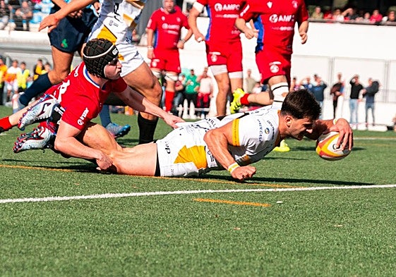 Lander Gömez, anotando un ensayo ante el Ampo Ordizia.