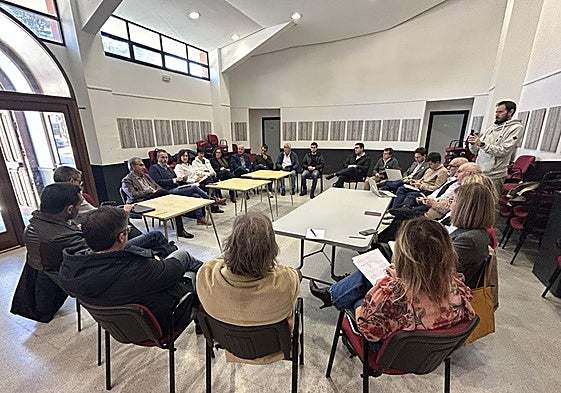 Reunión de representantes de varias formaciones municipalistas de Castilla y León.