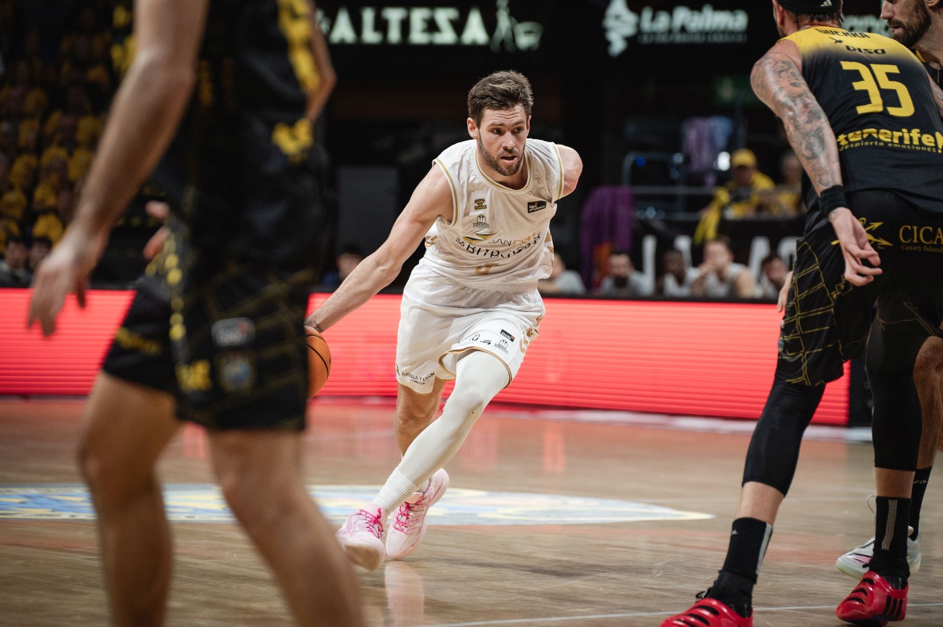 El partido entre La Laguna Tenerife y el San Pablo Burgos, en imágenes