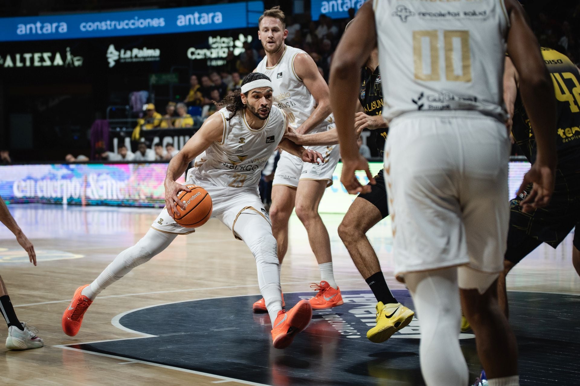El partido entre La Laguna Tenerife y el San Pablo Burgos, en imágenes