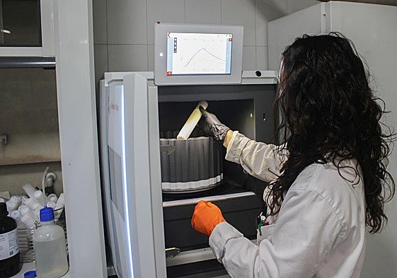 Una técnico analiza muestras en el laboratorio de Aguas de Burgos.
