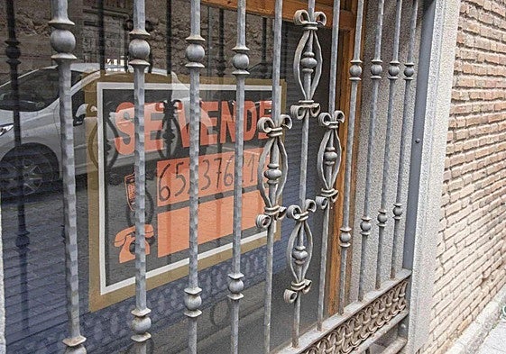 Imagen de un cartel anunciando la venta de un inmueble.