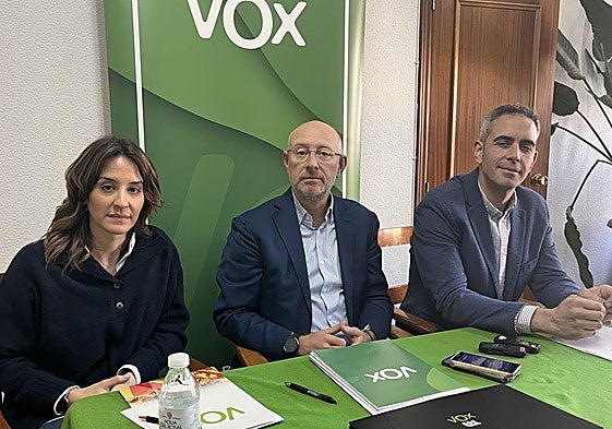 Concejales de Vox de Aranda de Duero junto al procurador burgalés Iñaki Sicilia.